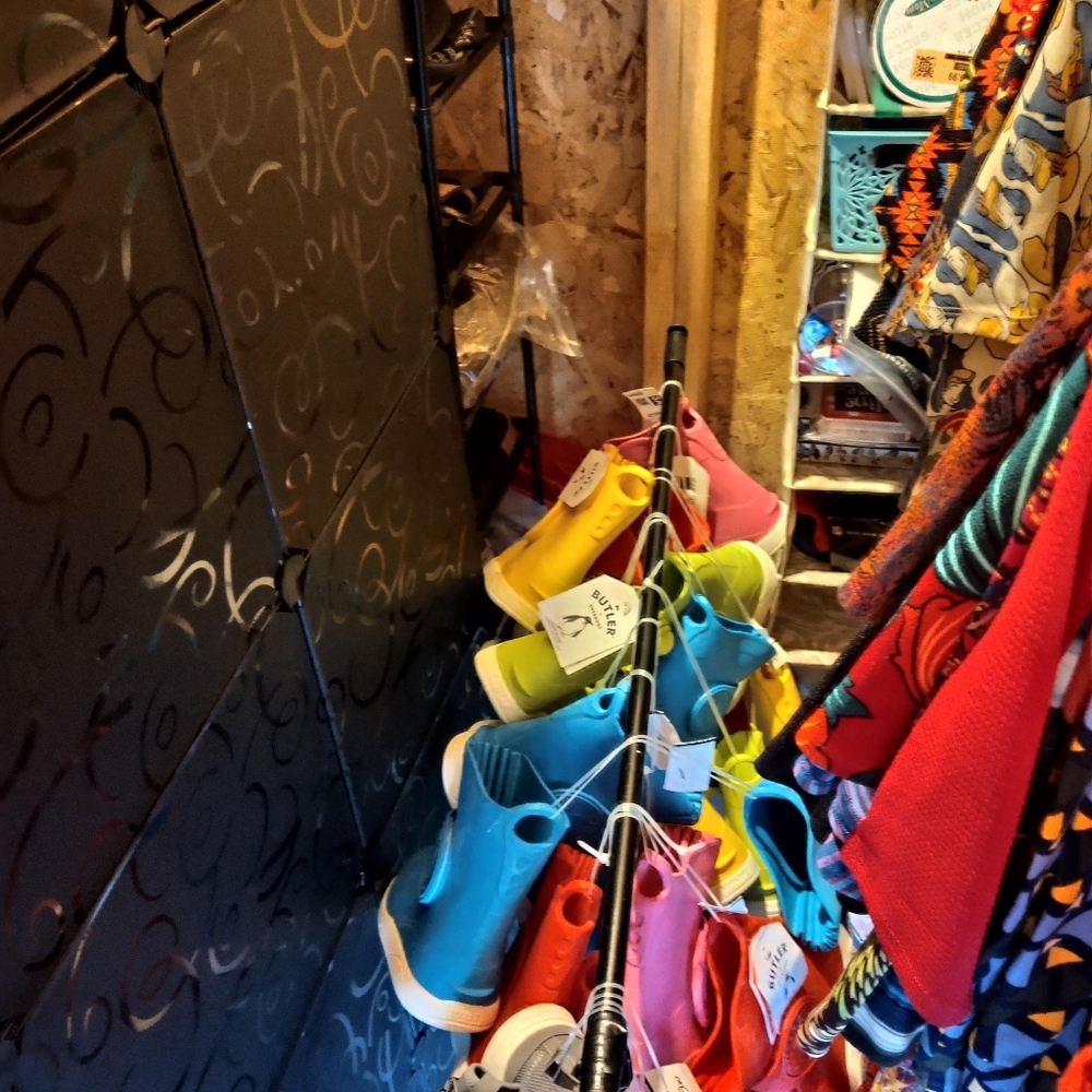 Cheryl's She Shed Deals check out my Closet - Picture 5 of 8